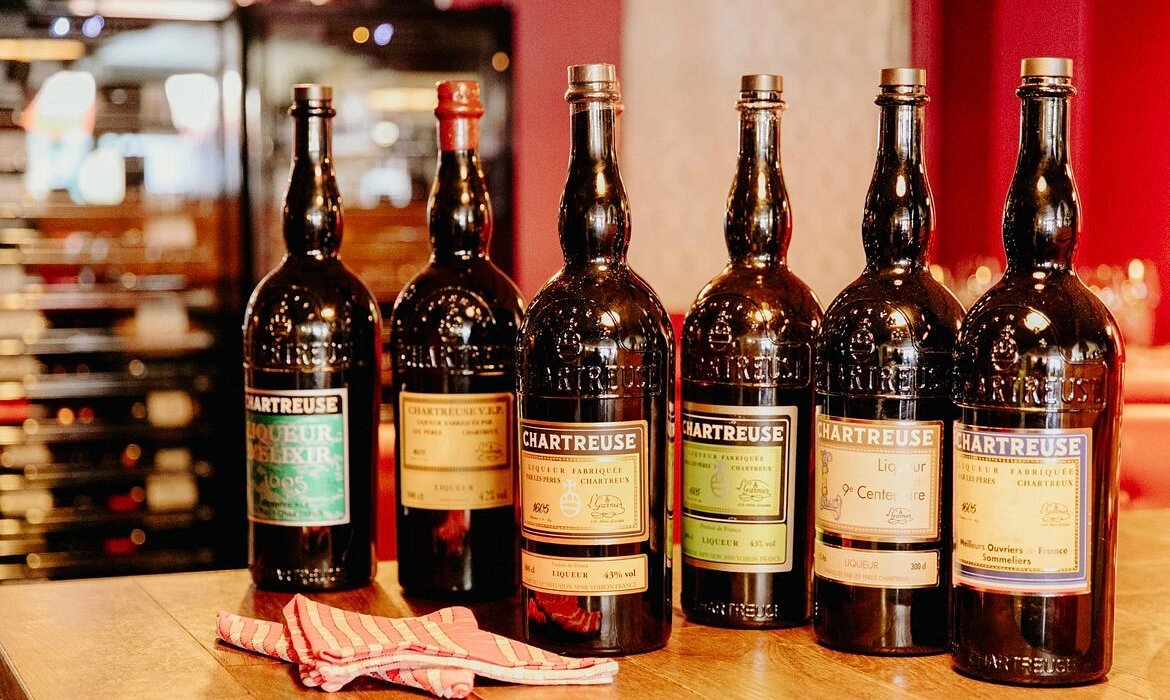 Image de l'article : La Chartreuse : notre digestif emblématique - Le Porc Marly